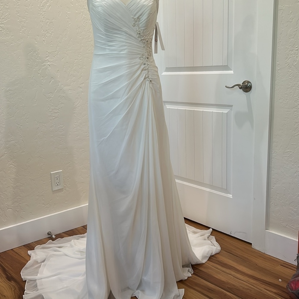 David’s Bridal - Brand New Wedding Gown - Size 6 CG